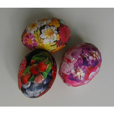 Oeufs de Pâques décorés de motifs découpés dans du papier