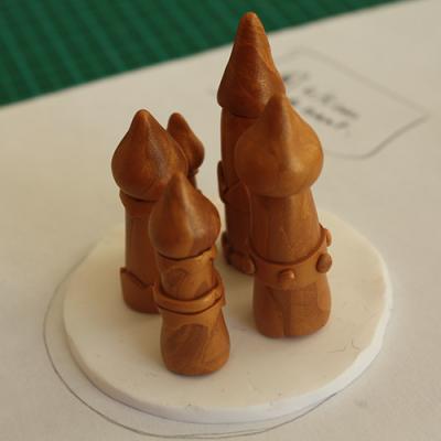 Disposer vos tours sur le socle en pâte FIMO