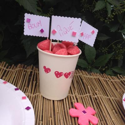 Des mini drapeaux marque-places