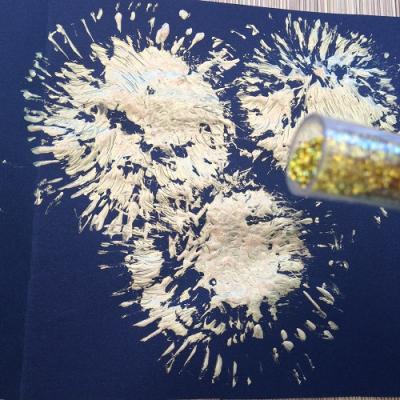 Saupoudrer de paillettes et laisser sécher
