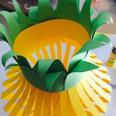 Assembler la lanterne et les feuilles