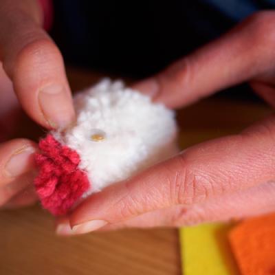 Réaliser la poule en pompon