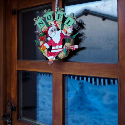 Suspendre votre couronne de Noël