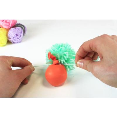 Fixer le pompon :