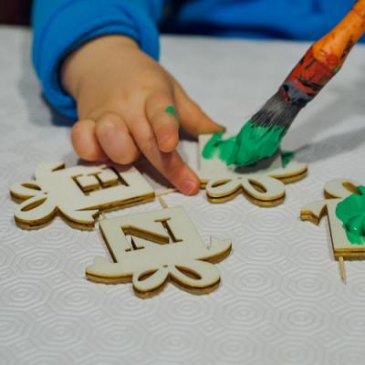 Peindre les décorations en  bois