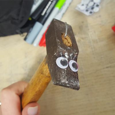 Faire les yeux du marteau