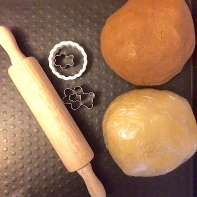 Préparer la pâte à biscuits :