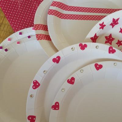 Des Pink assiettes en carton