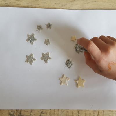 Pailleter les étoiles en bois :