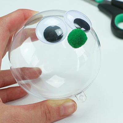 Décorer la boule en plastique :