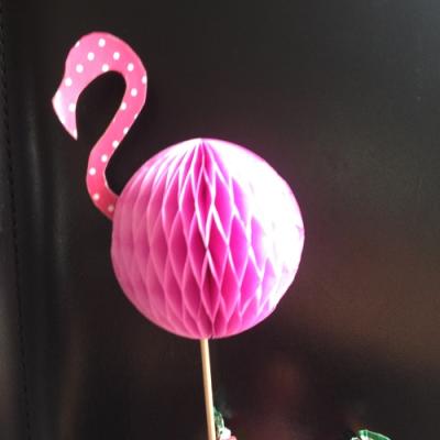 Des flamants roses en boule alvéolée