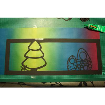 Coller vos éléments sur le papier vitrail