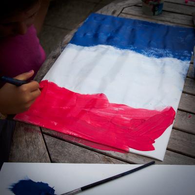 Un drapeau bleu blanc rouge