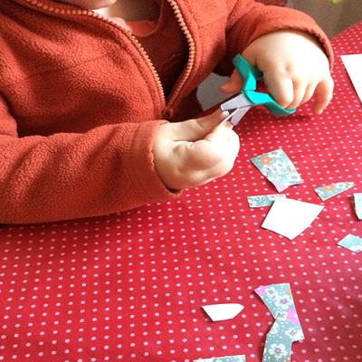 Découper des petits morceaux de Magic Paper