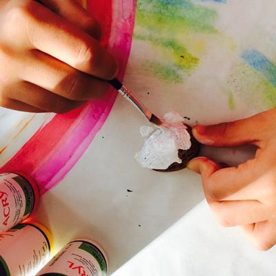 Peindre une première couche de peinture blanche
